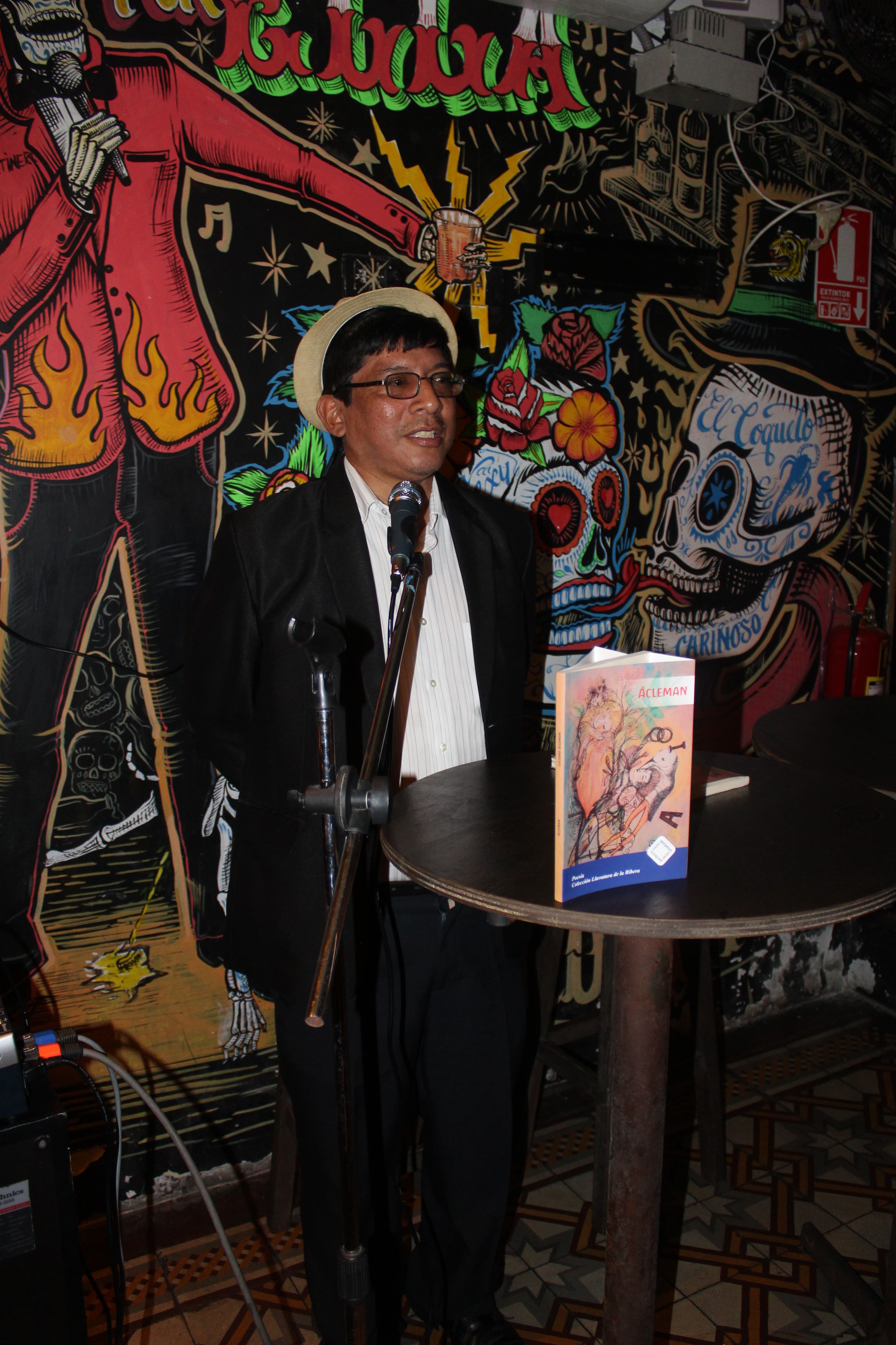 Julio Benavides Parra presentando libro 'Acleman'