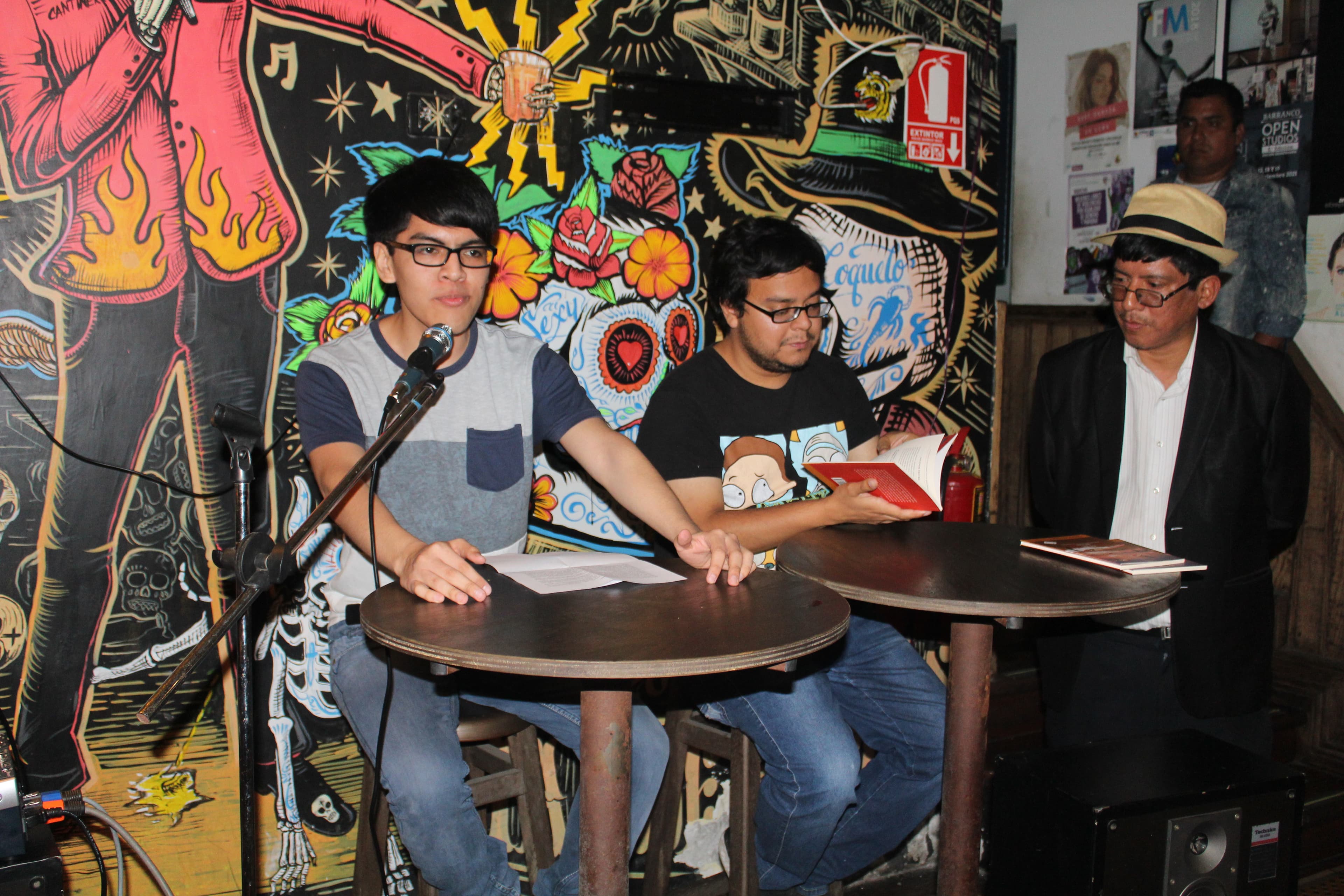 Juan Romero y Walter Velasquez exponiendo el contenido de sus libros