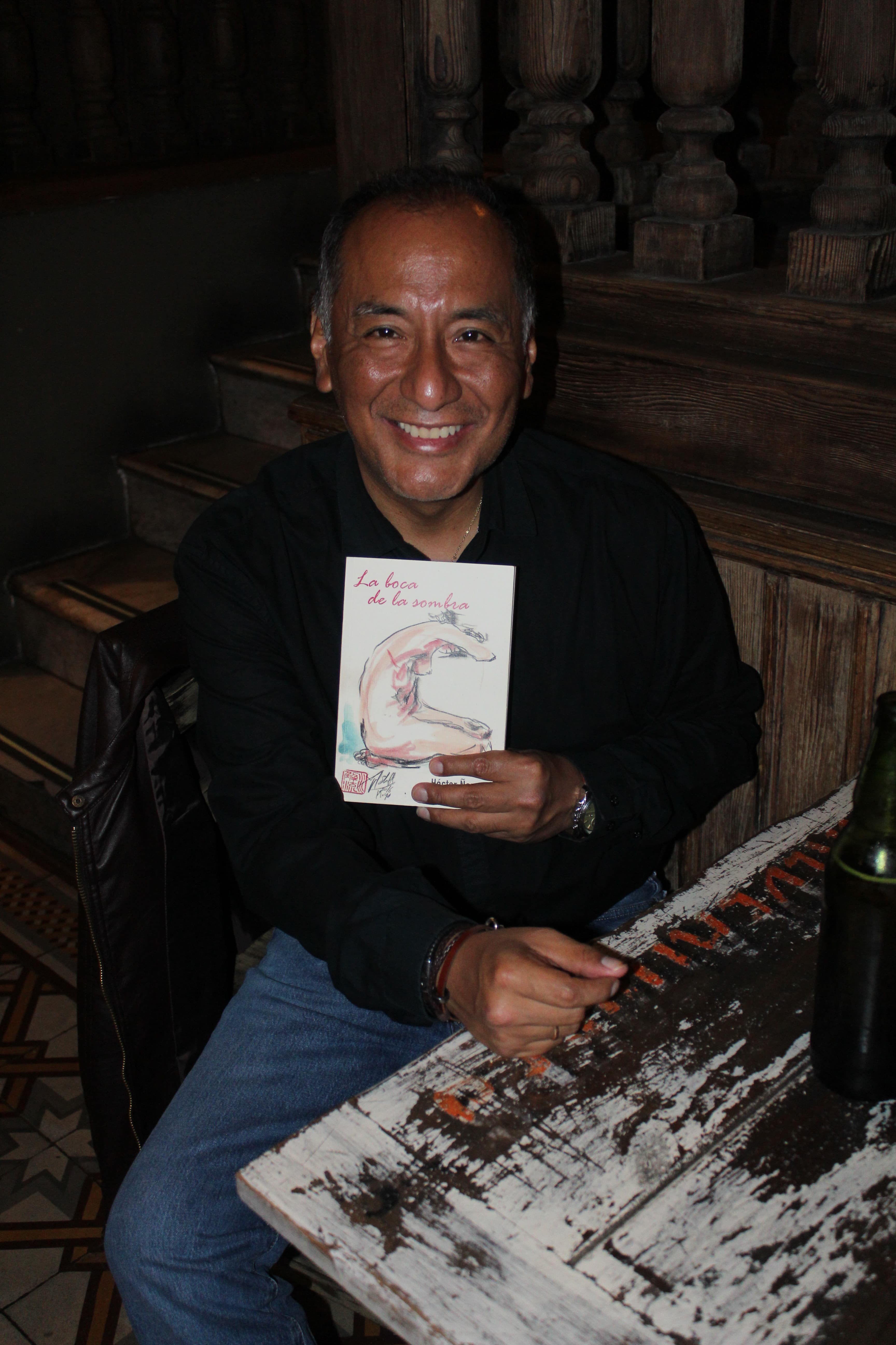 Hector Naupari presentando su libro La boca de la sombra